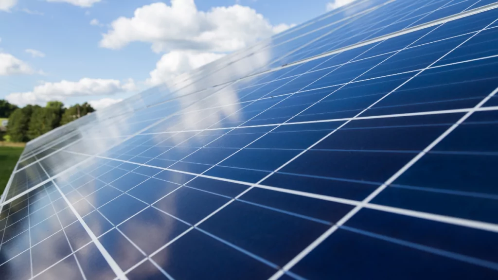 El trabajo de los especialistas en energía y agua: un enfoque en energía solar fotovoltaica, uso eficiente, parques eólicos y eficiencia hidroeléctrica
