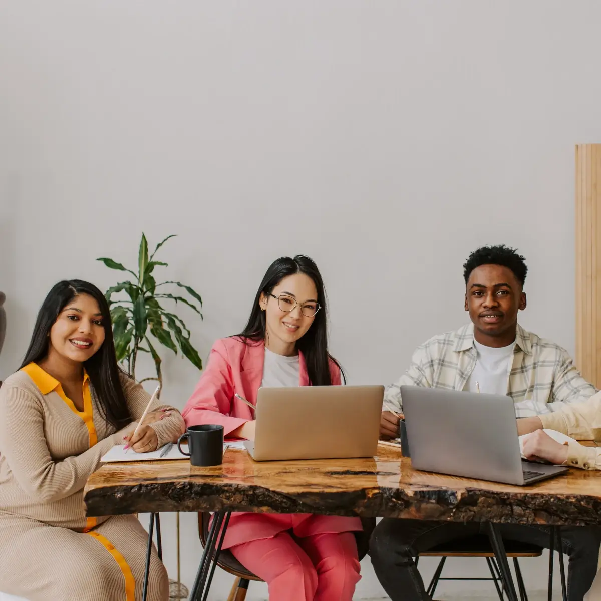 personas estudiando para un reciclaje profesional